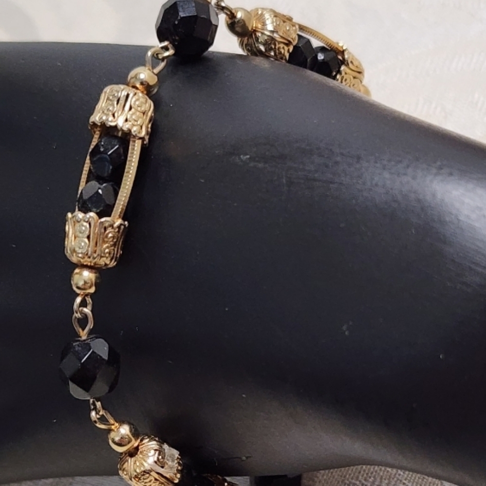 VINTAGE ART DECO BRACELET BLACK FACETED GLASS BEADS, GOLD FILIGREE CAGE LINKS - Picture 4 of 8